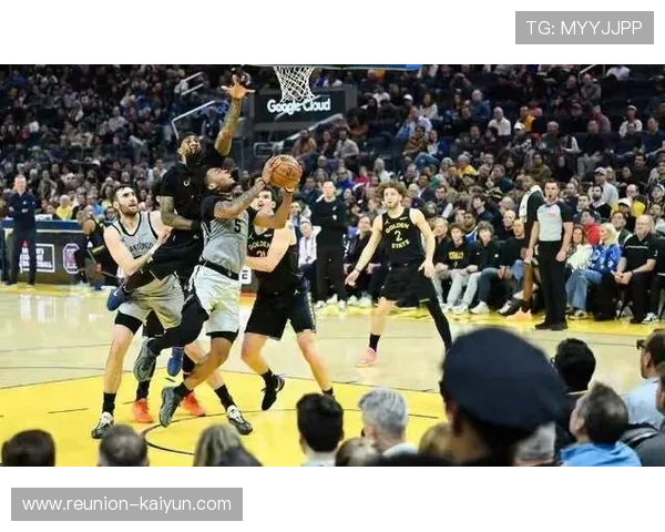 NBA季后赛席位争夺白热化多队鏖战冲刺格局再生变数引关注