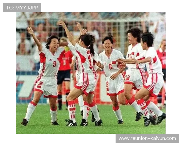 中国女足在亚洲杯赛场大放异彩展现坚韧精神赢得广泛关注