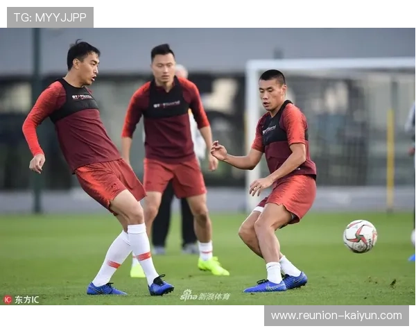 国足备战亚洲杯冲刺阶段全队训练状态显现新战术调整成焦点